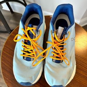 On Cloud Women’s size 8 in sky blue